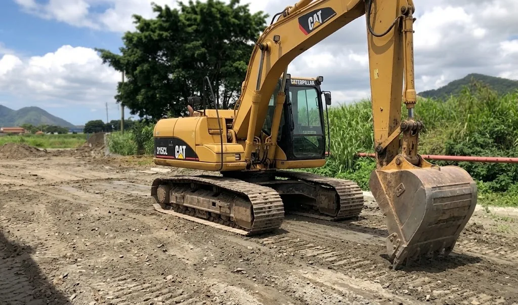 Escavadeira hidráulica CAT da Kraterra em obra de terraplanagem